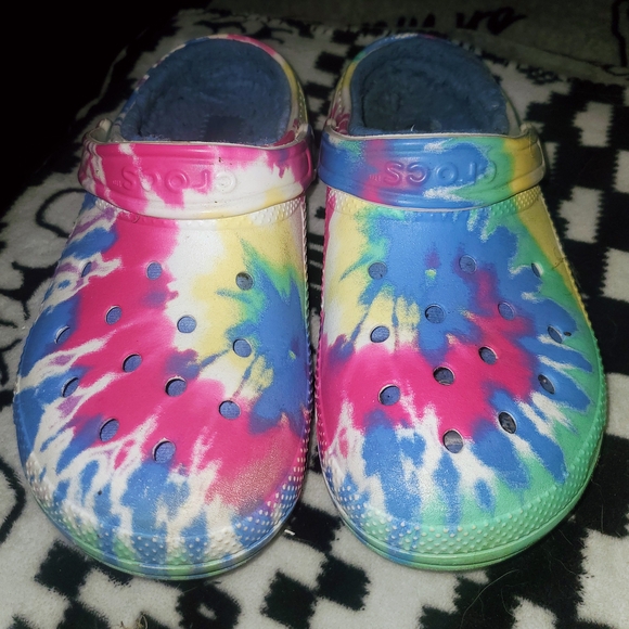 Tye Dyed Crocs With Fur Lining - Picture 4 of 7